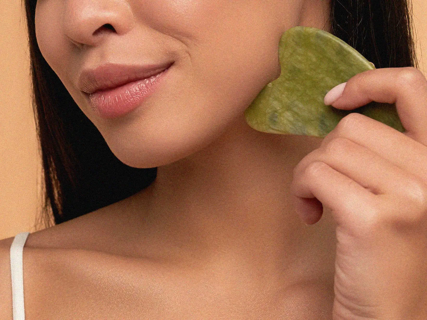 woman using an aloe vera treatment on her double chin